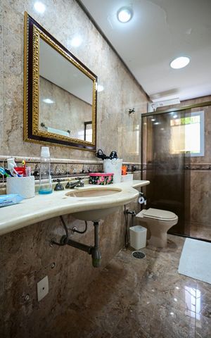 Casa de condomínio para alugar com 300m², 3 quartos e 4 vagasBanheiro