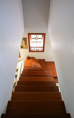 Casa de condomínio para alugar com 300m², 3 quartos e 4 vagasEscada