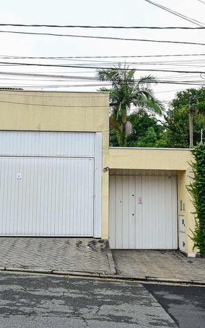 Casa de condomínio para alugar com 300m², 3 quartos e 4 vagasFachada