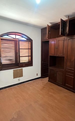 Casa à venda com 310m², 7 quartos e 5 vagas Casa à venda com 310m², 7 quartos e 5 vagasQuarto 4