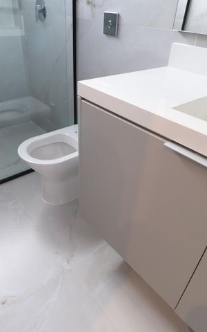 Casa de condomínio para alugar com 312m², 3 quartos e 4 vagasBanheiro do Quarto 2