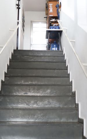 Casa para alugar com 210m², 2 quartos e 3 vagasEscada acesso hall