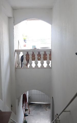 Casa para alugar com 210m², 2 quartos e 3 vagasEscada acesso hall