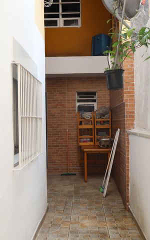 Casa para alugar com 210m², 2 quartos e 3 vagasCorredor acesso área de serviço