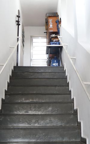 Casa para alugar com 210m², 2 quartos e 3 vagasEscada acesso hall