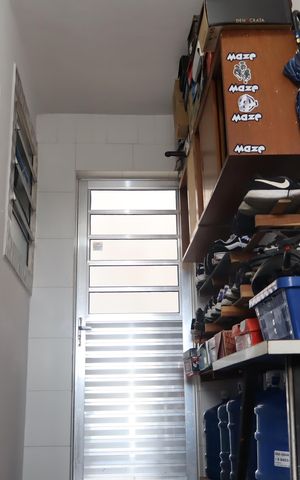 Casa para alugar com 210m², 2 quartos e 3 vagasEscada acesso hall