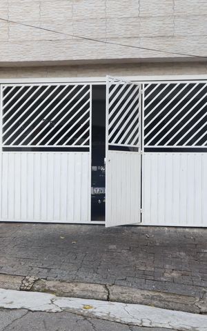 Casa para alugar com 210m², 2 quartos e 3 vagasFachada e portão