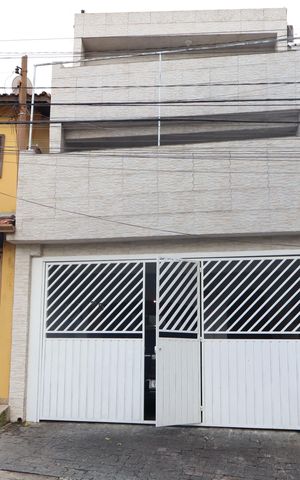 Casa para alugar com 210m², 2 quartos e 3 vagasFachada e portão