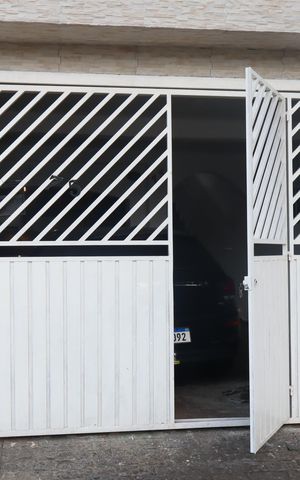 Casa para alugar com 210m², 2 quartos e 3 vagasFachada e portão
