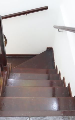 Casa para alugar com 210m², 2 quartos e 3 vagasEscada piso superior