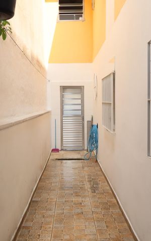 Casa para alugar com 210m², 2 quartos e 3 vagasCorredor acesso área de serviço