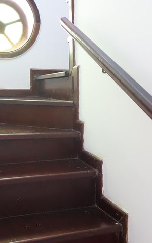 Casa para alugar com 210m², 2 quartos e 3 vagasEscada piso superior