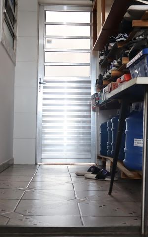 Casa para alugar com 210m², 2 quartos e 3 vagasEscada acesso hall