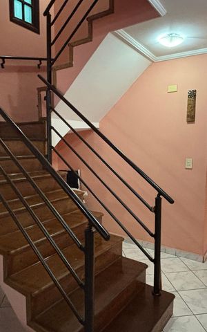 Casa à venda com 393m², 3 quartos e 2 vagas Casa à venda com 393m², 3 quartos e 2 vagasEscada