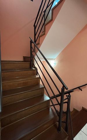 Casa à venda com 393m², 3 quartos e 2 vagas Casa à venda com 393m², 3 quartos e 2 vagasEscada