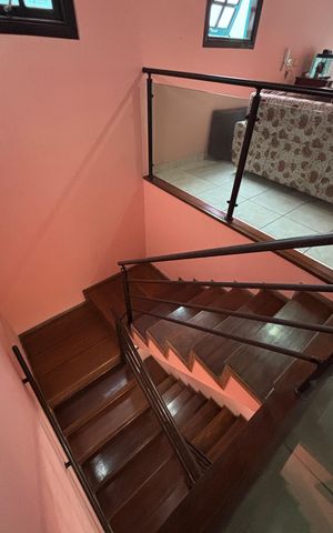 Casa à venda com 393m², 3 quartos e 2 vagas Casa à venda com 393m², 3 quartos e 2 vagasEscada