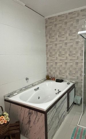 Casa à venda com 393m², 3 quartos e 2 vagas Casa à venda com 393m², 3 quartos e 2 vagasBanheiro da Suíte