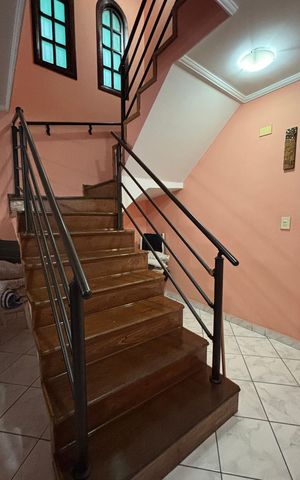 Casa à venda com 393m², 3 quartos e 2 vagas Casa à venda com 393m², 3 quartos e 2 vagasEscada