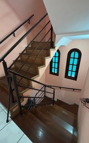 Casa à venda com 393m², 3 quartos e 2 vagas Casa à venda com 393m², 3 quartos e 2 vagasEscada
