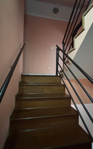 Casa à venda com 393m², 3 quartos e 2 vagas Casa à venda com 393m², 3 quartos e 2 vagasEscada