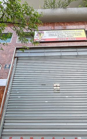 Casa à venda com 254m², 2 quartos e 4 vagasFachada + plaquinha