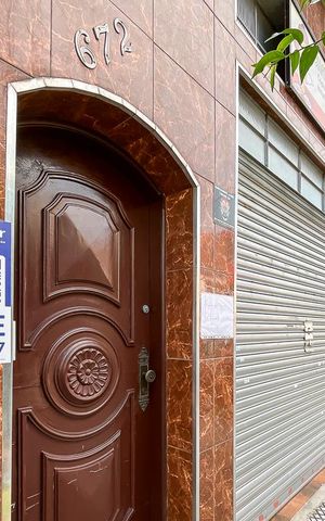 Casa à venda com 254m², 2 quartos e 4 vagasFachada + plaquinha