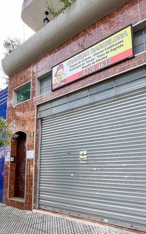 Casa à venda com 254m², 2 quartos e 4 vagasFachada + plaquinha
