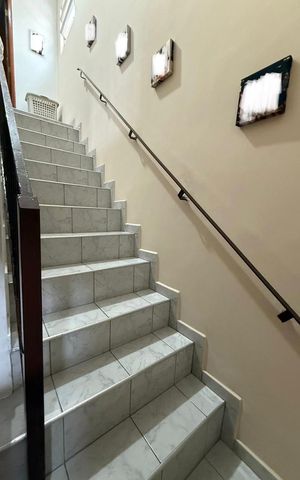 Casa à venda com 578m², 5 quartos e 3 vagas Casa à venda com 578m², 5 quartos e 3 vagasEscada