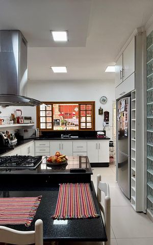 Casa à venda com 220m², 3 quartos e 4 vagas Casa à venda com 220m², 3 quartos e 4 vagasCozinha