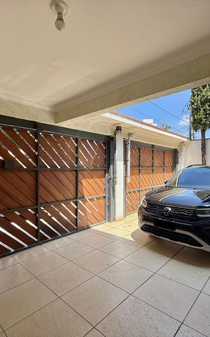 Casa à venda com 220m², 3 quartos e 4 vagas Casa à venda com 220m², 3 quartos e 4 vagasGaragem