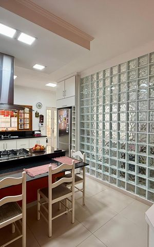 Casa à venda com 220m², 3 quartos e 4 vagas Casa à venda com 220m², 3 quartos e 4 vagasCozinha