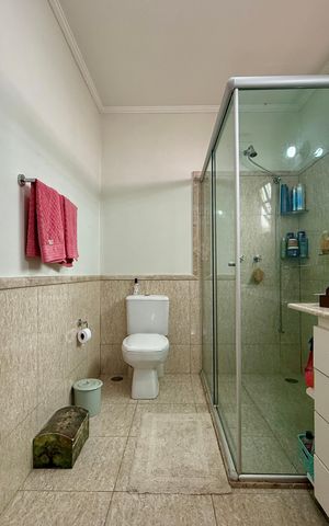 Casa à venda com 220m², 3 quartos e 4 vagas Casa à venda com 220m², 3 quartos e 4 vagasBanheiro Suíte
