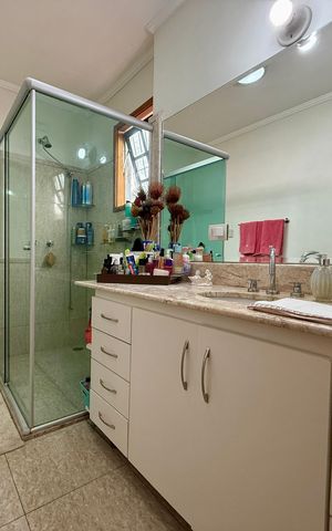 Casa à venda com 220m², 3 quartos e 4 vagas Casa à venda com 220m², 3 quartos e 4 vagasBanheiro Suíte