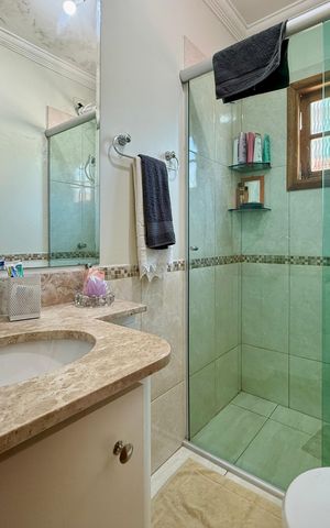 Casa à venda com 220m², 3 quartos e 4 vagas Casa à venda com 220m², 3 quartos e 4 vagasBanheiro Quarto de Hóspedes