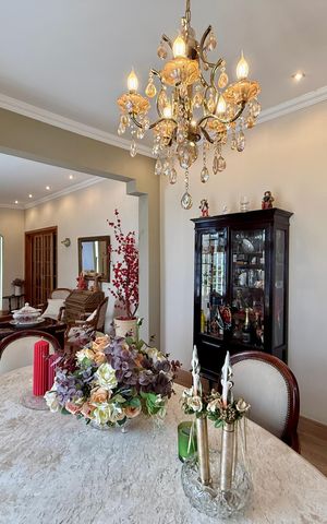 Casa à venda com 220m², 3 quartos e 4 vagas Casa à venda com 220m², 3 quartos e 4 vagasSala