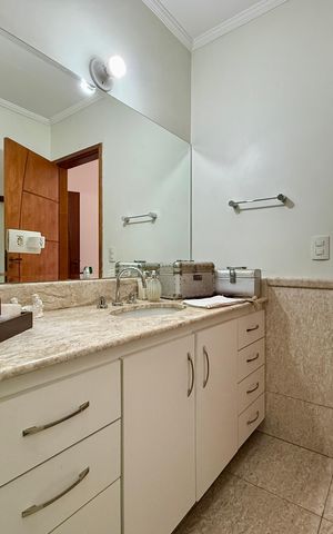 Casa à venda com 220m², 3 quartos e 4 vagas Casa à venda com 220m², 3 quartos e 4 vagasBanheiro Suíte