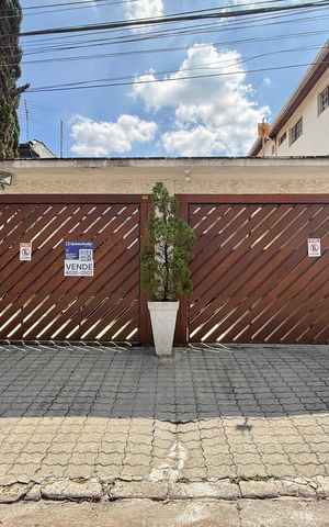 Casa à venda com 220m², 3 quartos e 4 vagas Casa à venda com 220m², 3 quartos e 4 vagasFachada