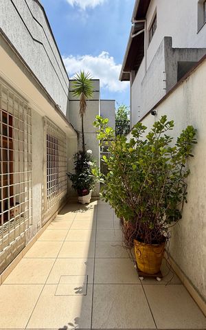 Casa à venda com 220m², 3 quartos e 4 vagas Casa à venda com 220m², 3 quartos e 4 vagasQuintal Lateral