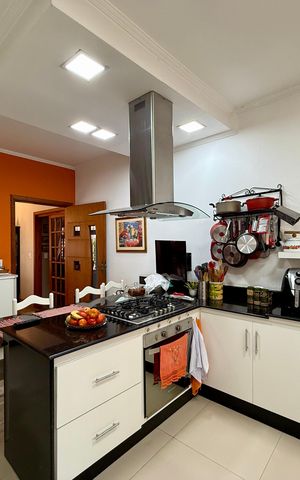 Casa à venda com 220m², 3 quartos e 4 vagas Casa à venda com 220m², 3 quartos e 4 vagasCozinha