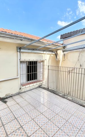 Casa à venda com 170m², 2 quartos e 1 vaga Casa à venda com 170m², 2 quartos e 1 vagaVaranda