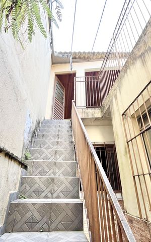 Casa à venda com 170m², 2 quartos e 1 vaga Casa à venda com 170m², 2 quartos e 1 vagaEscada