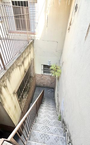 Casa à venda com 170m², 2 quartos e 1 vaga Casa à venda com 170m², 2 quartos e 1 vagaEscada