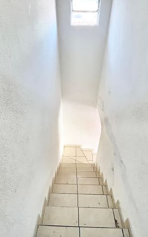 Casa à venda com 170m², 2 quartos e 1 vaga Casa à venda com 170m², 2 quartos e 1 vagaEscada