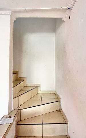 Casa à venda com 170m², 2 quartos e 1 vaga Casa à venda com 170m², 2 quartos e 1 vagaEscada
