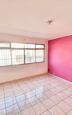 Casa à venda com 170m², 2 quartos e 1 vaga Casa à venda com 170m², 2 quartos e 1 vagaSala