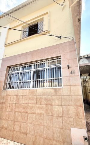 Casa à venda com 170m², 2 quartos e 1 vaga Casa à venda com 170m², 2 quartos e 1 vagaFachada