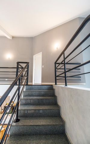 Casa de condomínio à venda com 570m², 3 quartos e 4 vagas Casa de condomínio à venda com 570m², 3 quartos e 4 vagasEscada