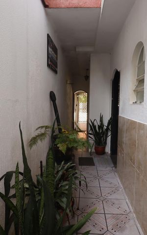 Casa à venda com 250m², 3 quartos e 2 vagasCorredor externo