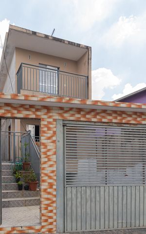 Casa à venda com 130m², 3 quartos e 2 vagas Casa à venda com 130m², 3 quartos e 2 vagasFachada
