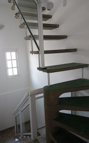 Casa para alugar com 270m², 5 quartos e 5 vagas Casa para alugar com 270m², 5 quartos e 5 vagasEscada